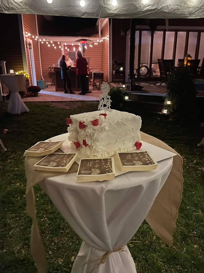 Ceremony table at night with the wedding cake and napkins